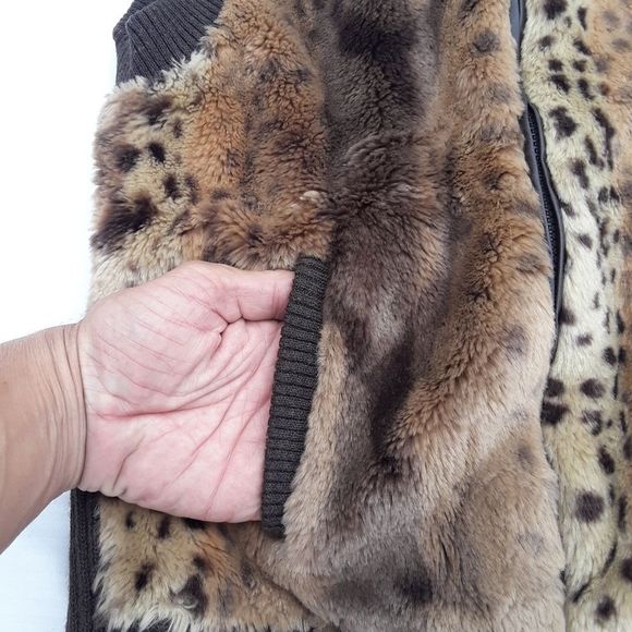 Essentials by Milano Faux fur vest - Picture 3 of 10